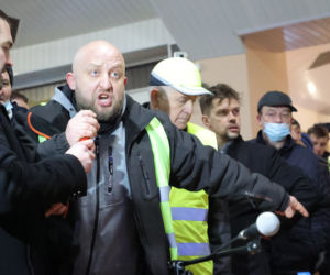 Awantura o lokalizację CPK. Mieszkańcy przyszli z kupą gnoju i jajkami 