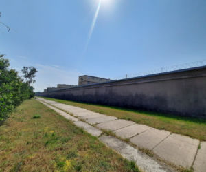Przemyt narkotyków przez mur aresztu