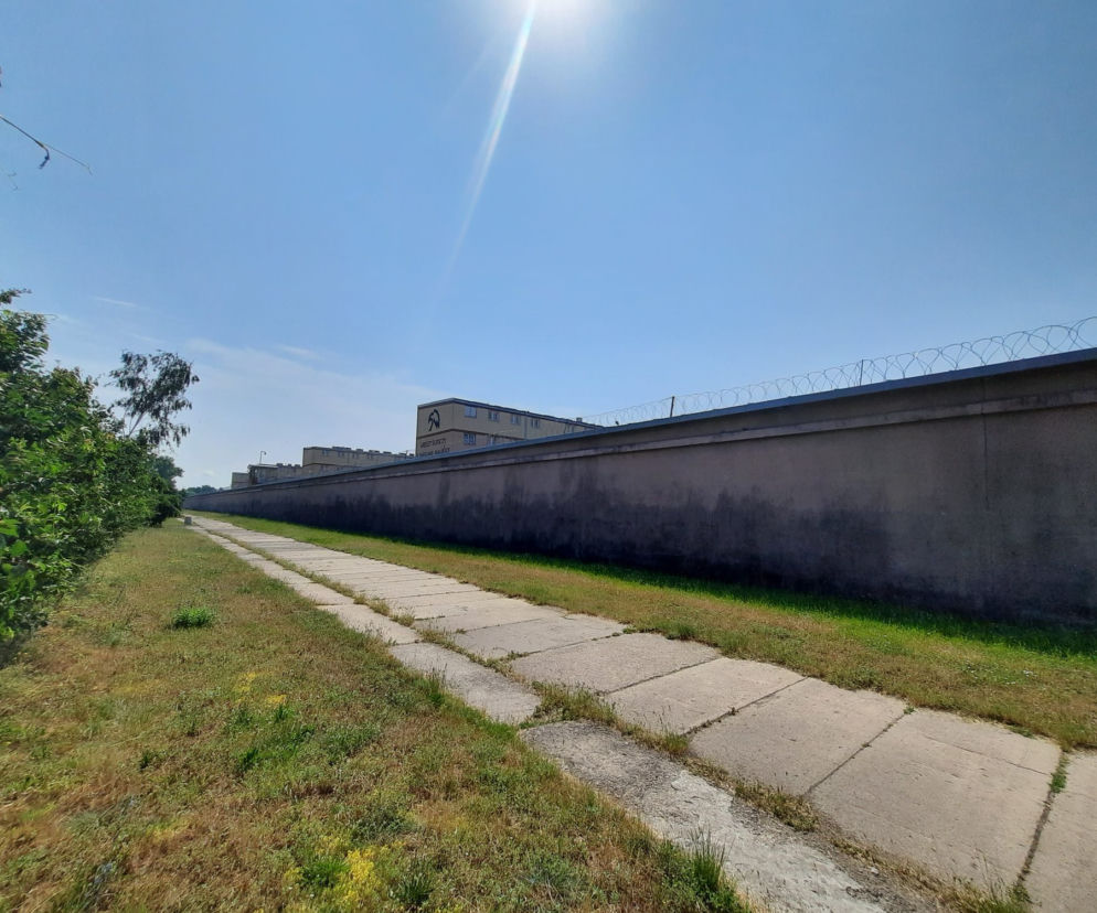 Przemyt narkotyków przez mur aresztu
