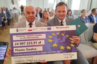Dwie lokalne inwestycje z wysokim wsparciem unijnym. Umowy na budowę wiaduktu warszawskiego w Siedlcach i rozwój bioróżnorodności w Mrozach – już podpisane!