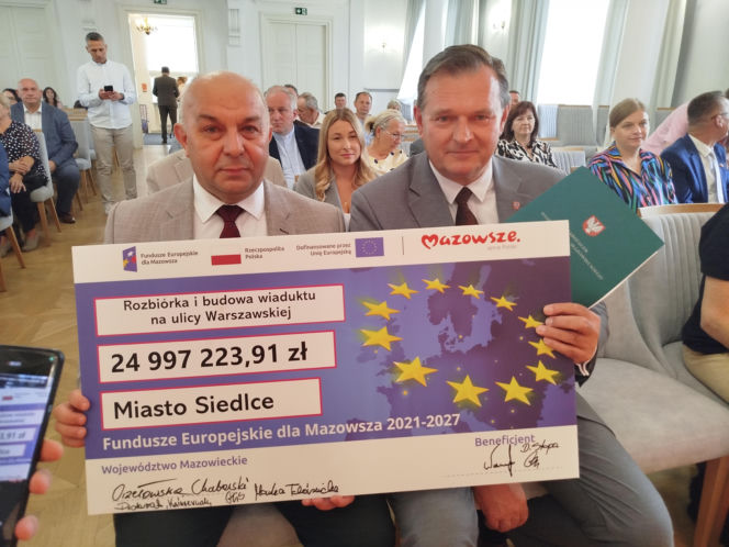 Dwie lokalne inwestycje z wysokim wsparciem unijnym. Umowy na budowę wiaduktu warszawskiego w Siedlcach i rozwój bioróżnorodności w Mrozach – już podpisane!