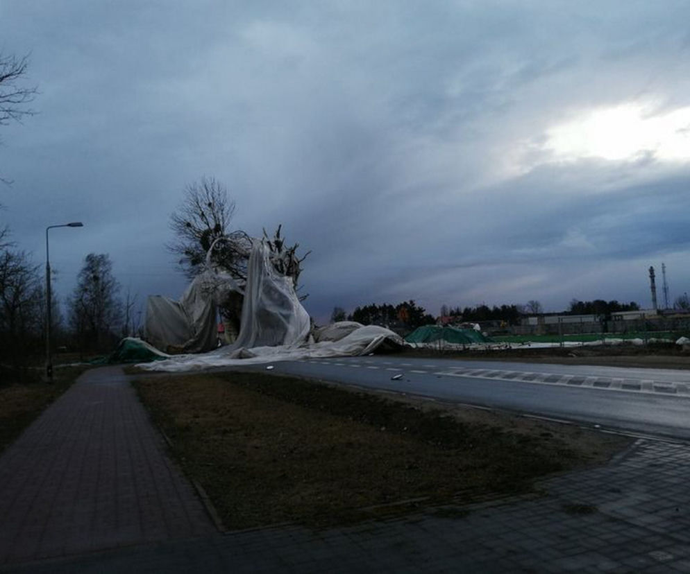 Wiatr zerwał halę sportową w Łajskach