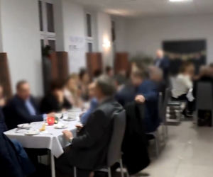 Wójt Żelazkowa zorganizował imprezę w środku pandemii. Z wódeczką i bez maseczek w... domu seniora