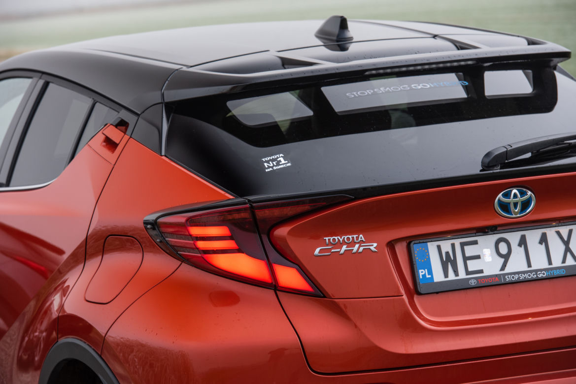 Toyota C-HR 2.0 Hybrid Dynamic Force 184 KM e-CVT vs Mazda CX-30 Skyactiv-X 180 KM 6MT AWD