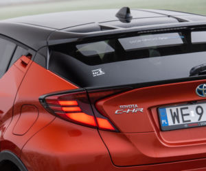 Toyota C-HR 2.0 Hybrid Dynamic Force 184 KM e-CVT vs Mazda CX-30 Skyactiv-X 180 KM 6MT AWD