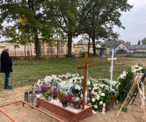 12-letnia Ania zginęła pod kołami pociągu. Została pochowana obok szkoły