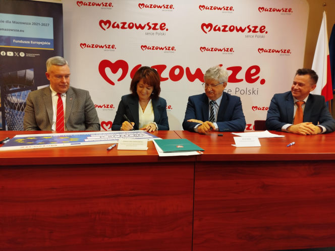 Podpisanie umowy na dotację unijną dla SPZOZ w Węgrowie na remont przychodni w Łochowie