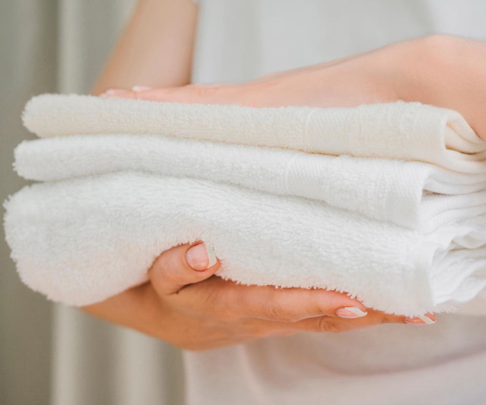 Twoje ręczniki przestały chłonąć wodę i są szorstkie? Sprawdź, czy nie popełniasz tych błędów podczas prania