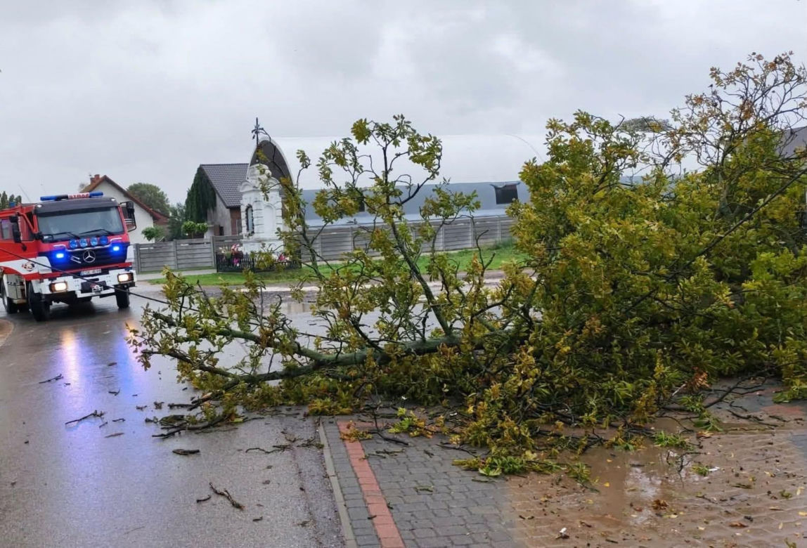 Burze nad Polską. Setki interwencji, tysiące domów bez prądu. IMGW ostrzega. Gdzie będzie najgorzej?