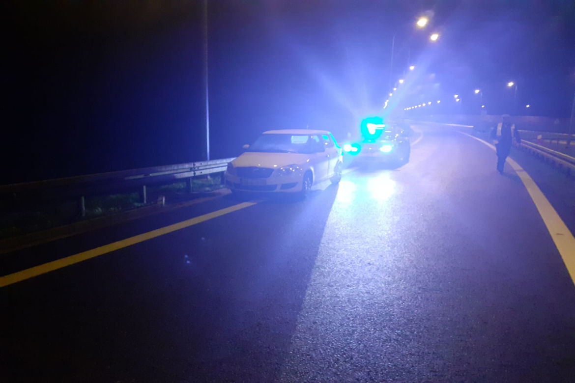 Totalny brak WYOBRAŹNI. Pchał samochód na autostradzie! 