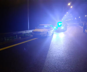 Totalny brak WYOBRAŹNI. Pchał samochód na autostradzie! 