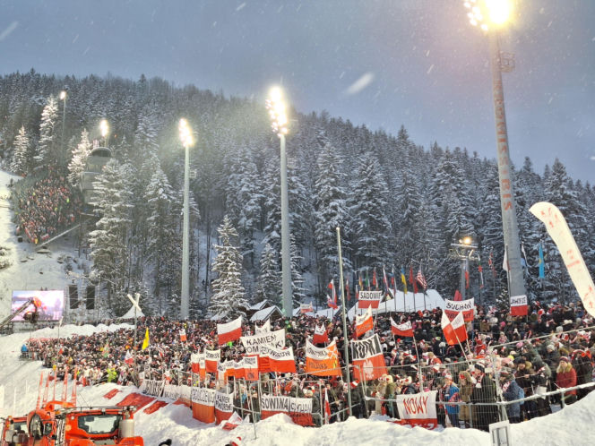 Tłumy kibiców pod Wielką Krokwią w Zakopanem