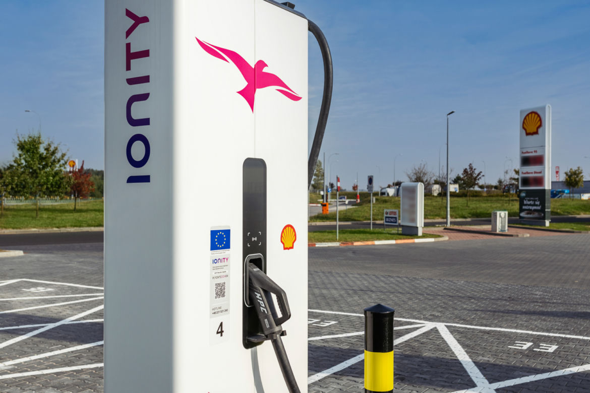 Shell i IONITY uruchamiają pierwsze w Polsce stacje dużej mocy do ładowania pojazdów elektrycznych