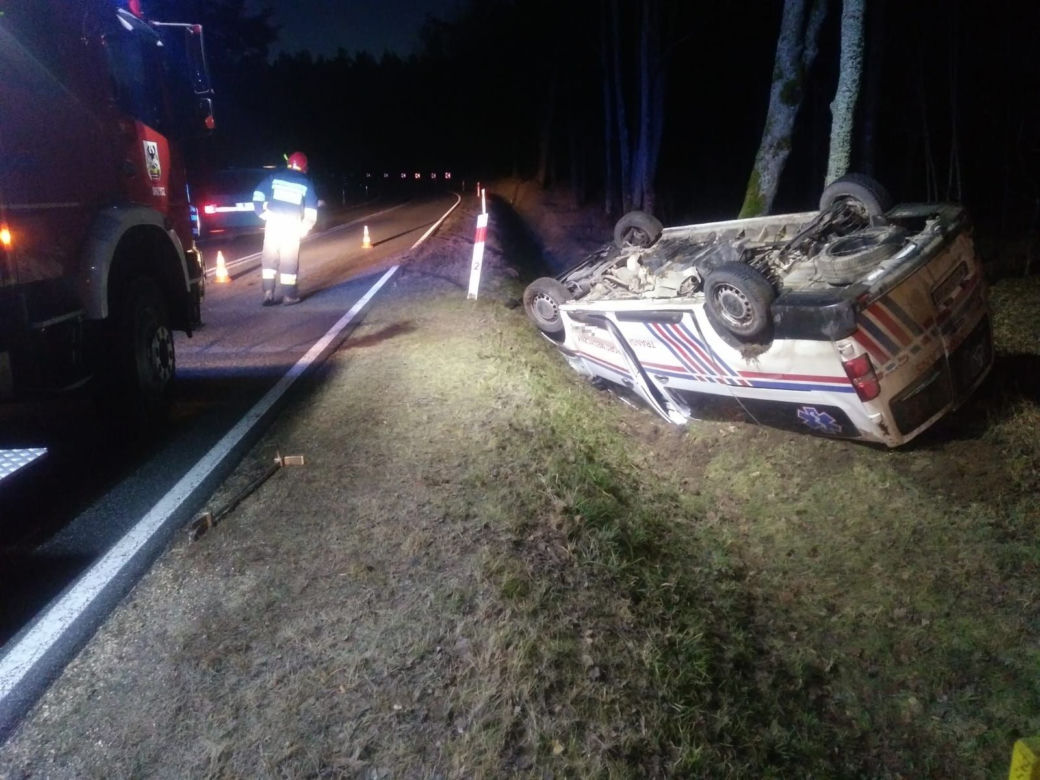 Wypadek na trasie Orzysz - Ełk. Karetka dachowała w rowie