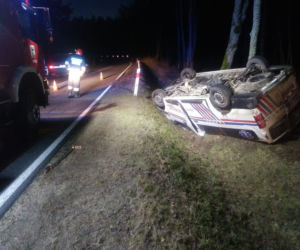 Wypadek na trasie Orzysz - Ełk. Karetka dachowała w rowie