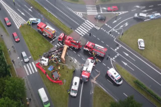 Ciężarówka przygniotła osobówkę w Bielsku-Białej! NAGRANIE z wypadku mrozi krew w żyłach