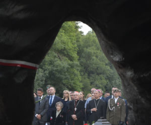 77. rocznica Powstania Warszawskiego. Wanda Traczyk Stawska przy pomniku Poległym Niepokonanym.