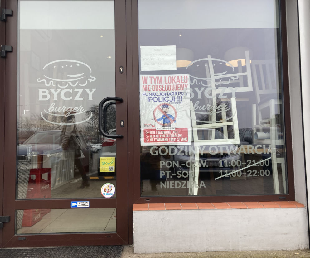 Toruński lokal nie chce obsługiwać policjantów i ich rodzin. Kontrowersyjny plakat
