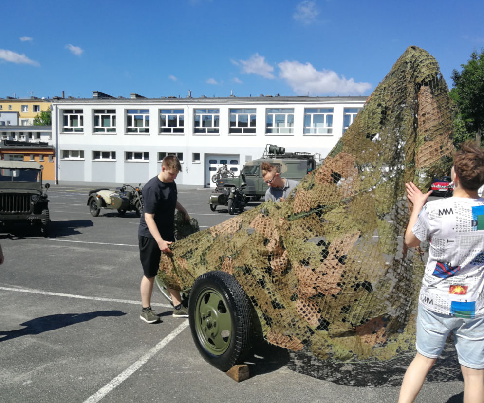 Uczniowie bydgoskie samochodówki zakasali rękawy i odnowili moździerz z 1943 roku! [ZDJĘCIA]