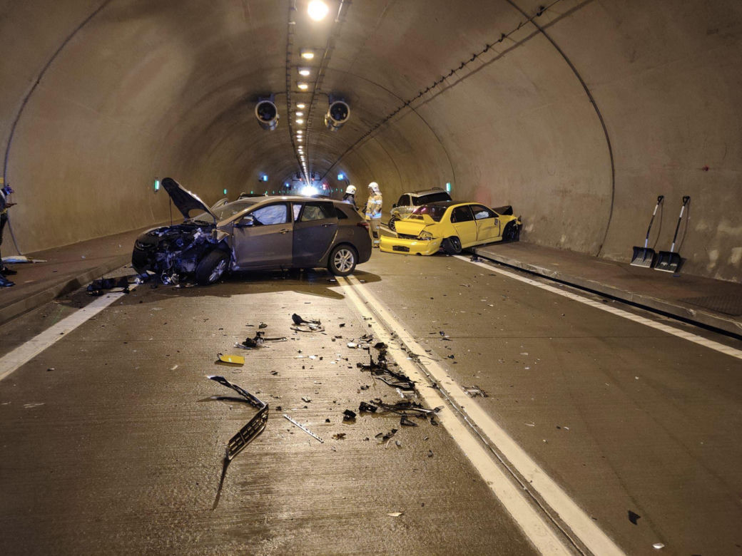 Wypadek w tunelu w Lalikach. Rozpędzone mitsubishi staranowało mercedesa. 5 osób w szpitalu 