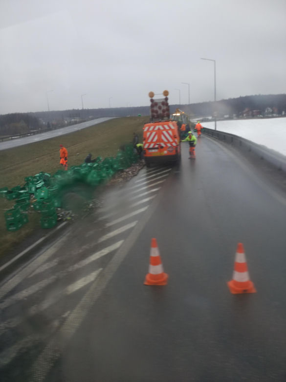 Utrudnienia na A4. Na jezdnię rozsypały się skrzynki z piwem [ZDJĘCIA]