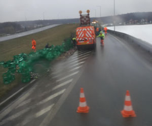 Utrudnienia na A4. Na jezdnię rozsypały się skrzynki z piwem [ZDJĘCIA]