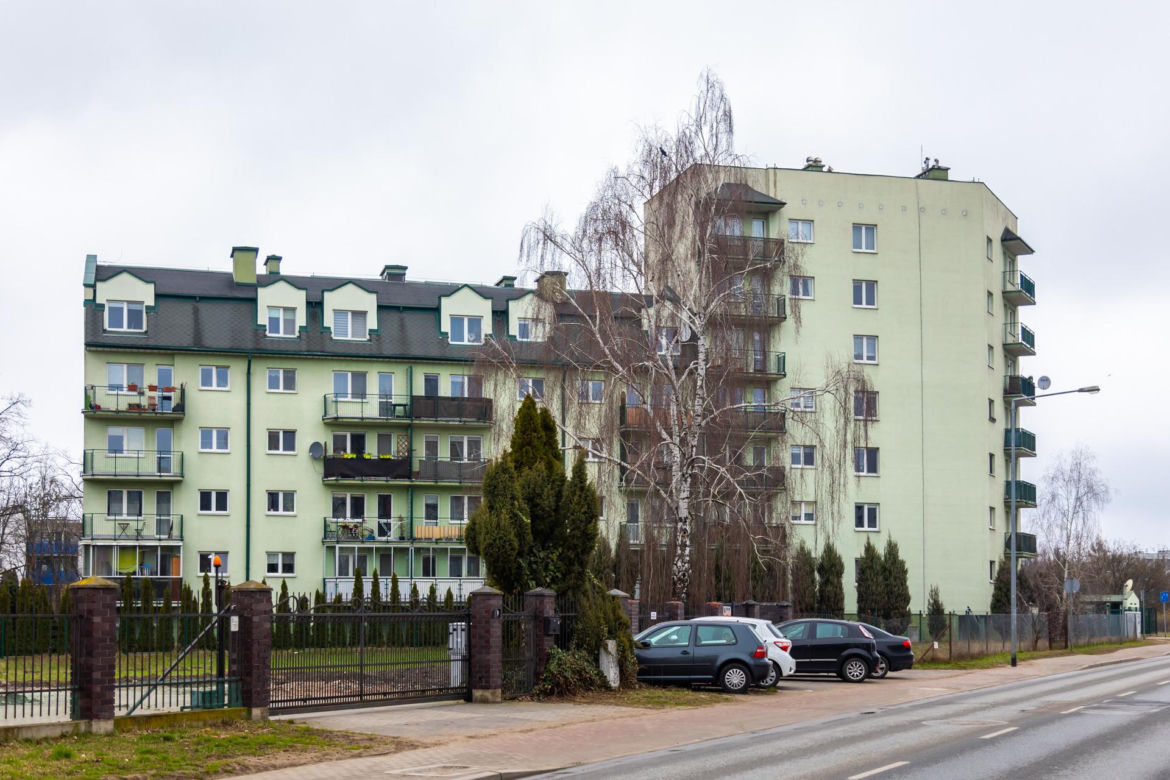 Najwęższy blok w Warszawie - zdjęcia. Zobacz budynek z Odkrytej 55C