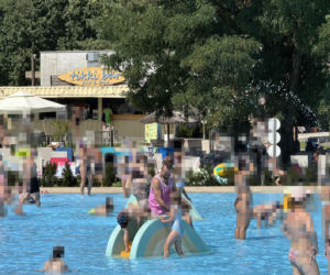 Baron z synkiem na basenie
