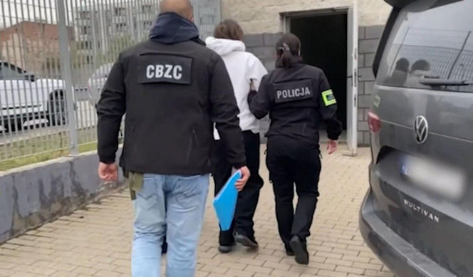 Zatrzymania w sprawie fałszywych alarmów bombowych. Wśród podejrzanych 21-latek z Białegostoku