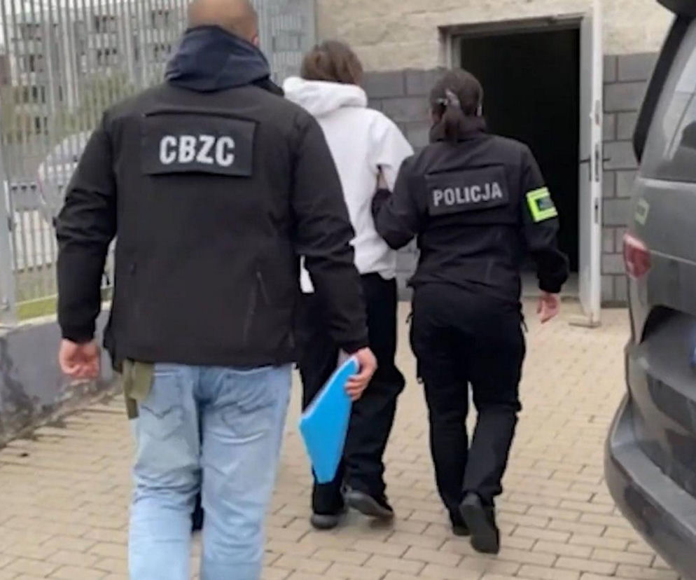 Zatrzymania w sprawie fałszywych alarmów bombowych. Wśród podejrzanych 21-latek z Białegostoku