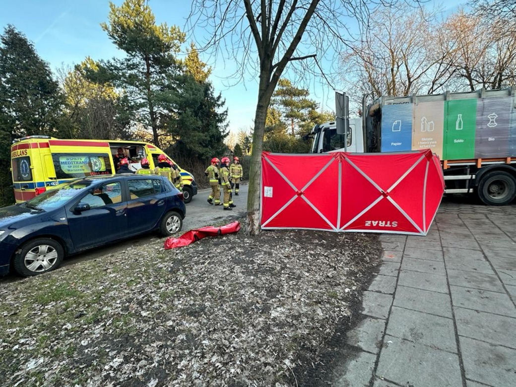 Emerytka zmiażdżona przez śmieciarkę w Warszawie. Na ulicy została plama krwi