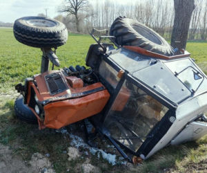 3 promile, sądowe zakazy, cofnięte uprawnienia. A kierowca ciągnika i tak ruszył w drogę!
