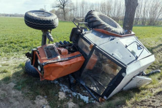 3 promile, sądowe zakazy, cofnięte uprawnienia. A kierowca ciągnika i tak ruszył w drogę!