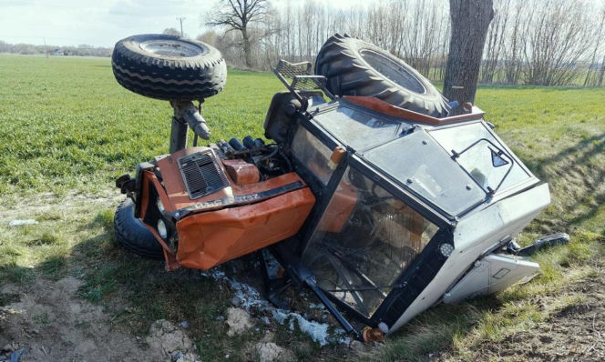 3 promile, sądowe zakazy, cofnięte uprawnienia. A kierowca ciągnika i tak ruszył w drogę!