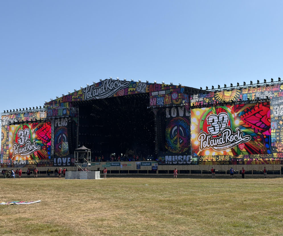 Duża, kolorowa scena Pol'and'Rock Festivalu na lotnisku w Czaplinku. O starcie festiwalu przeczytasz na EskaRock.