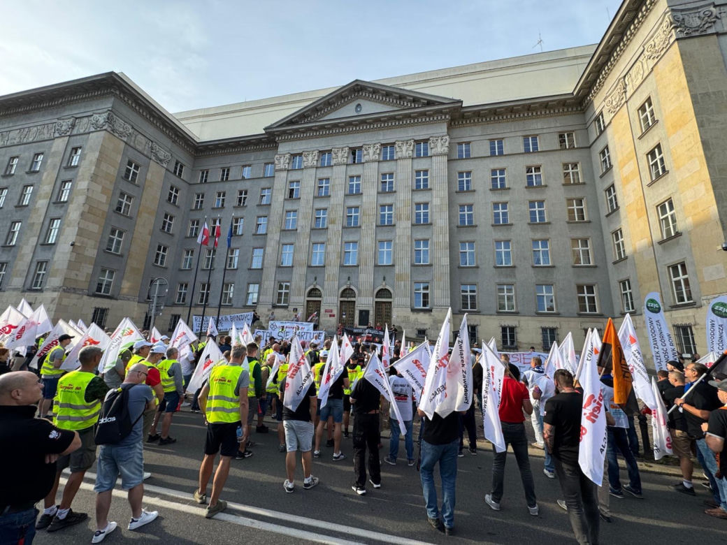 Paraliż w Katowicach. Rozpoczął się protest górników i hutników. "Stal się hartuje, a rząd ją rujnuje"
