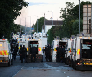 Ofiara nożownika z Belfastu wcześniej była więziona i torturowana. Miasto w rozsypce, służby nie potrafią zatrzymać zamieszek