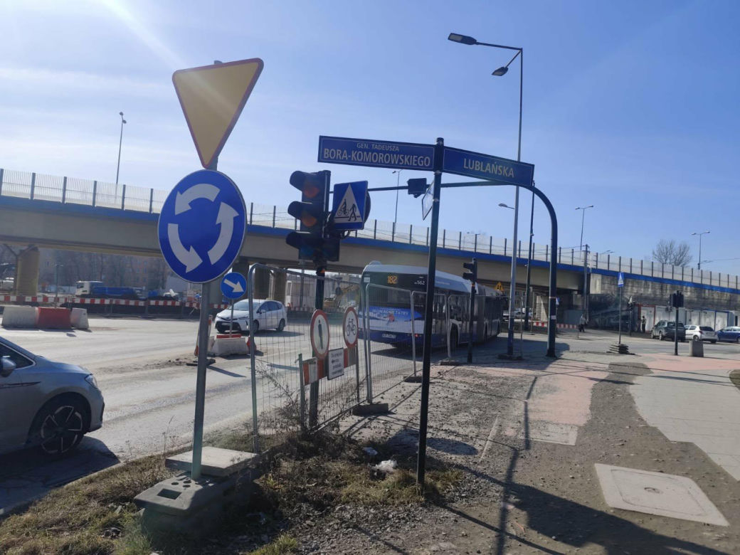 W Krakowie rowerzystka zginęła pod kołami ciężarówki. Zaskakująca decyzja w sprawie kierowcy