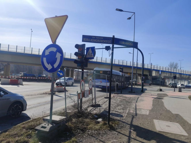 W Krakowie rowerzystka zginęła pod kołami ciężarówki. Zaskakująca decyzja w sprawie kierowcy