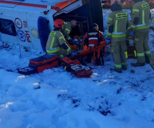 Koszmarny wypadek karetki pod Wągrowcem! Kierowca w ciężkim stanie