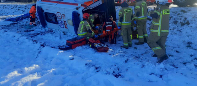 Koszmarny wypadek karetki pod Wągrowcem! Kierowca w ciężkim stanie