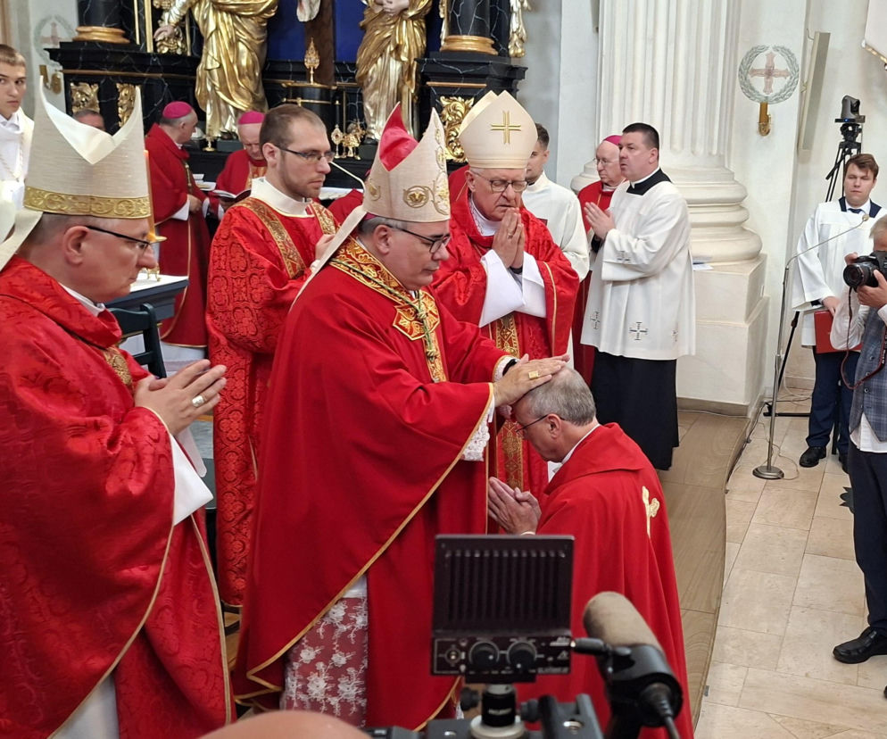 Nuncjusz apostolski nakłada ręce na głowę ks. Wacława Grądalskiego. O święceniach biskupich przeczytasz na Radioplus.