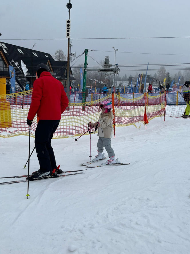 Kosiniak-Kamysz uczy dzieci szusować