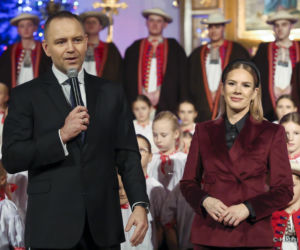 Wszystkie opaski Marty Nawrockiej - dzięki nim ma dziewczęce stylizacje