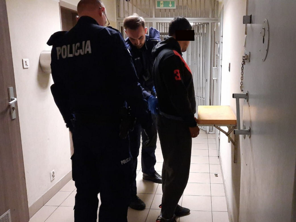 Miał do odsiadki 2 lata, teraz grozi mu nawet 10. Próbował rozjechać policjantów!