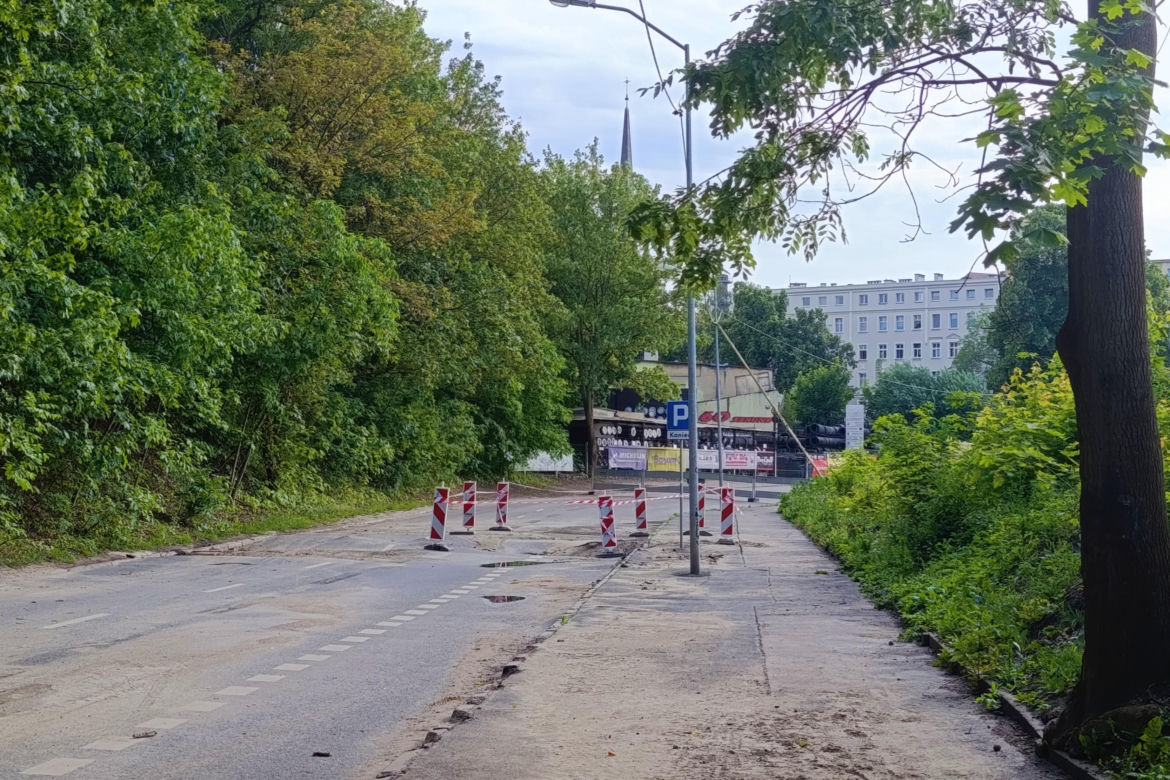 Ulica Starkiewicza zamknięta po awarii wodociągu