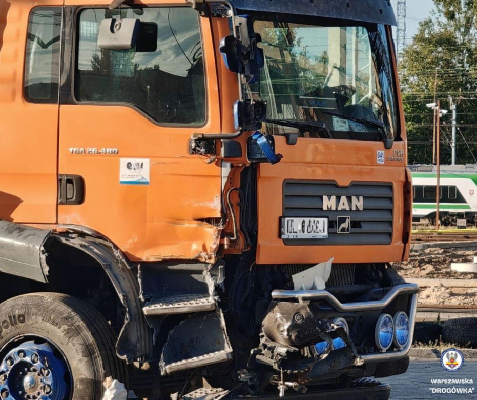 Kolejny kierowca ciężarówki wjechał pod pociąg. Ostre komentarze: "Plaga debilizmu na drogach!"