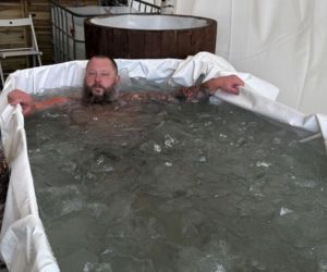 Mors z Lublina nie żegna zimy. Pod domem zbudował lodowe „sanktuarium”