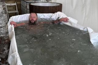 Mors z Lublina nie żegna zimy. Pod domem zbudował lodowe „sanktuarium”