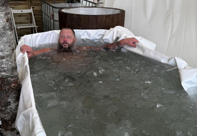 Mors z Lublina nie żegna zimy. Pod domem zbudował lodowe „sanktuarium”